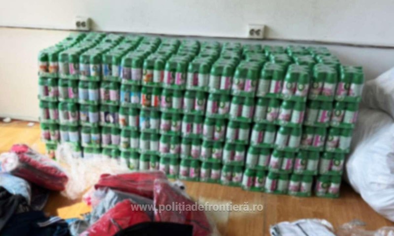 Mii de bunuri contrafăcute și țigarete fără documente legale, descoperite de polițiștii de frontieră